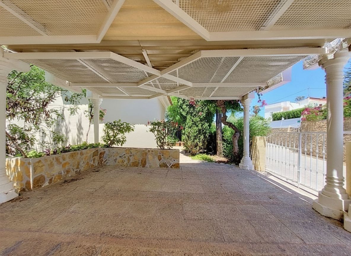 Casa con terraza y vistas al mar en La Medina, Montgó, Denia