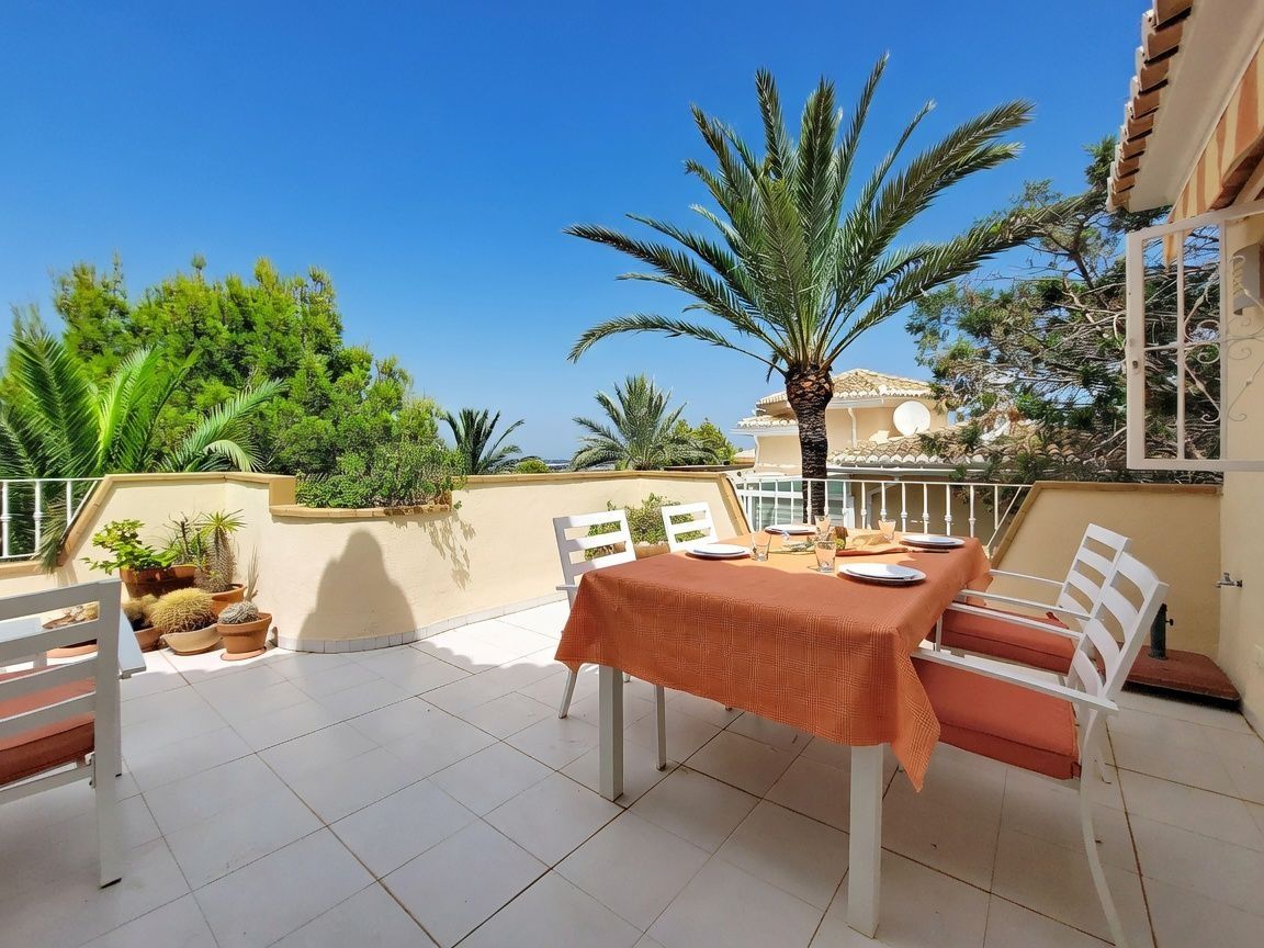 Casa con terraza y vistas al mar en La Medina, Montgó, Denia