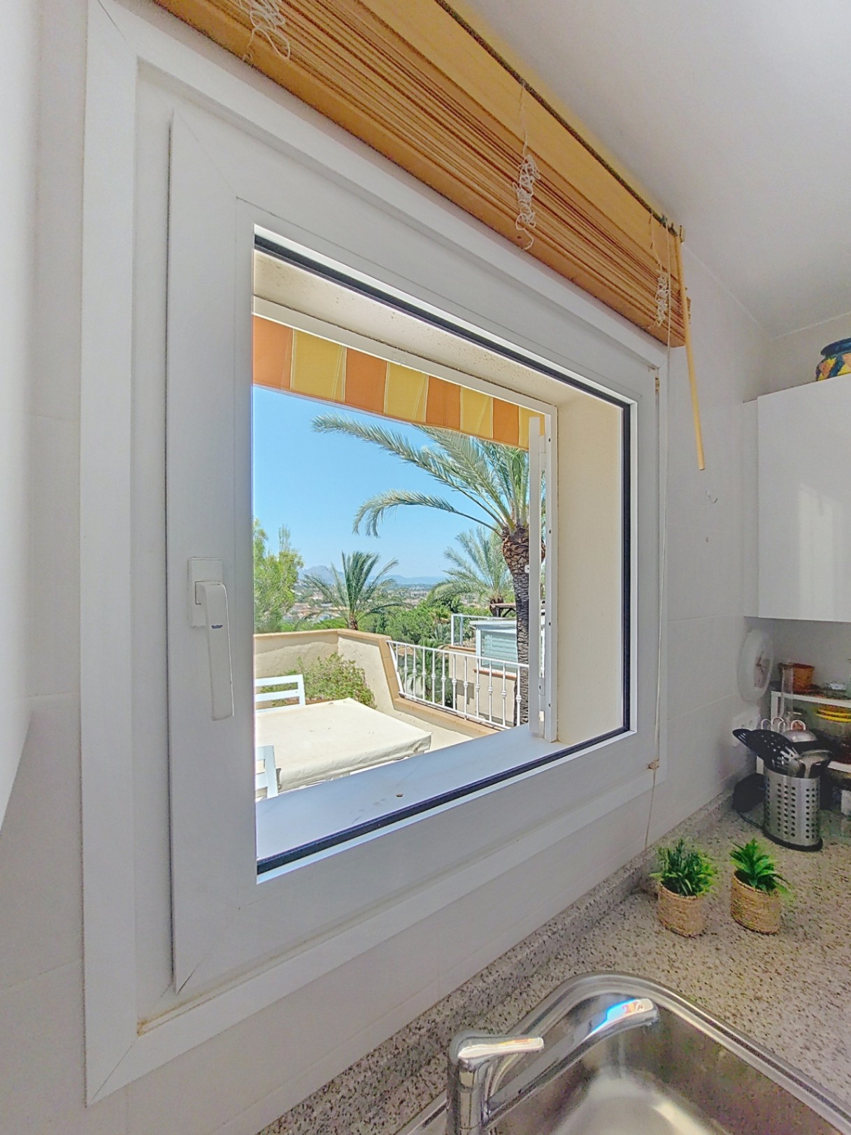 Casa con terraza y vistas al mar en La Medina, Montgó, Denia