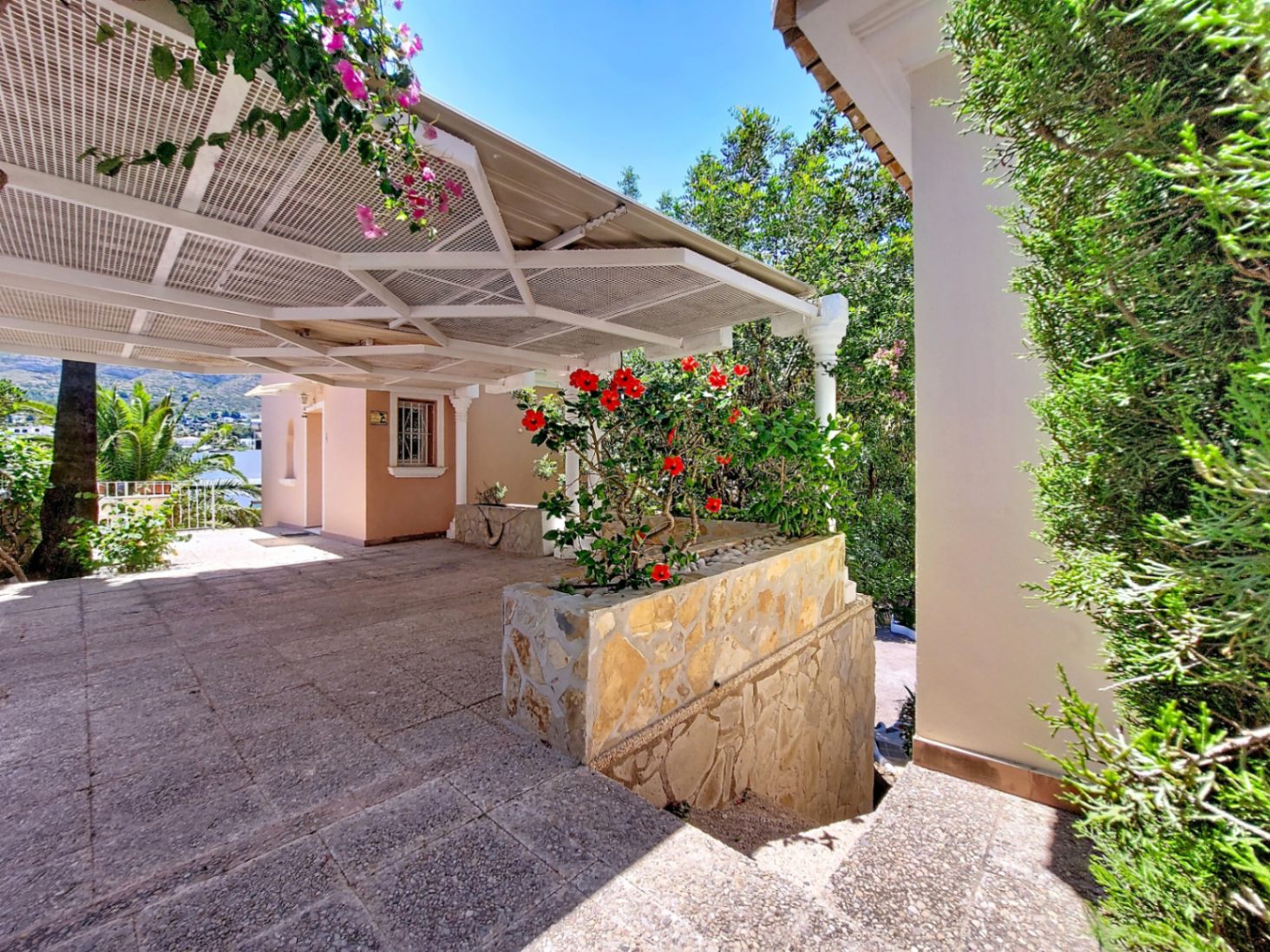 Casa con terraza y vistas al mar en La Medina, Montgó, Denia