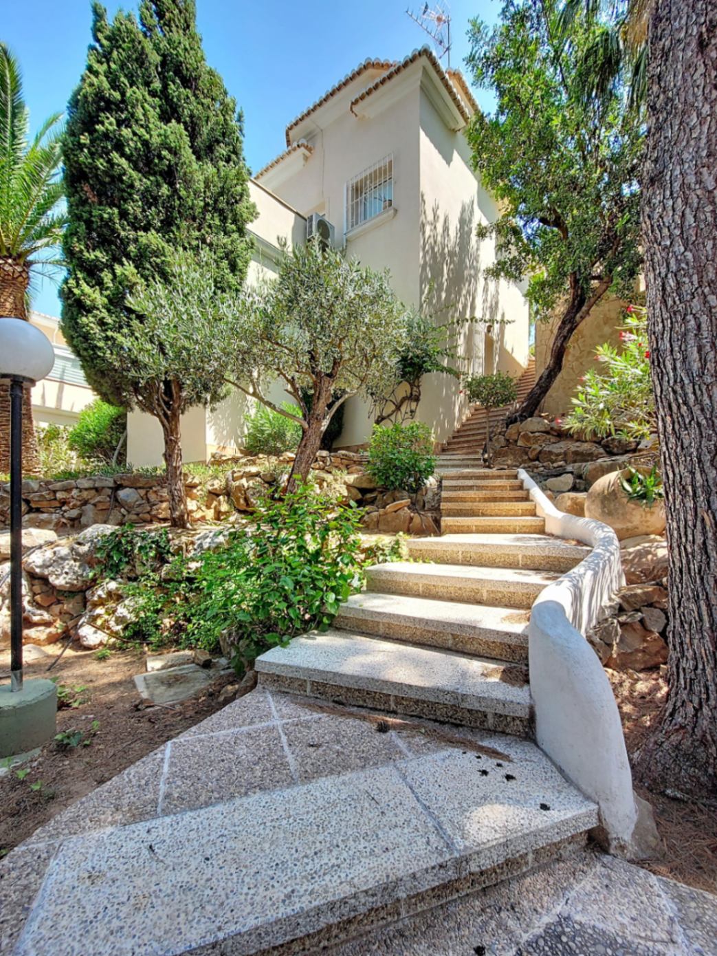 Casa con terraza y vistas al mar en La Medina, Montgó, Denia