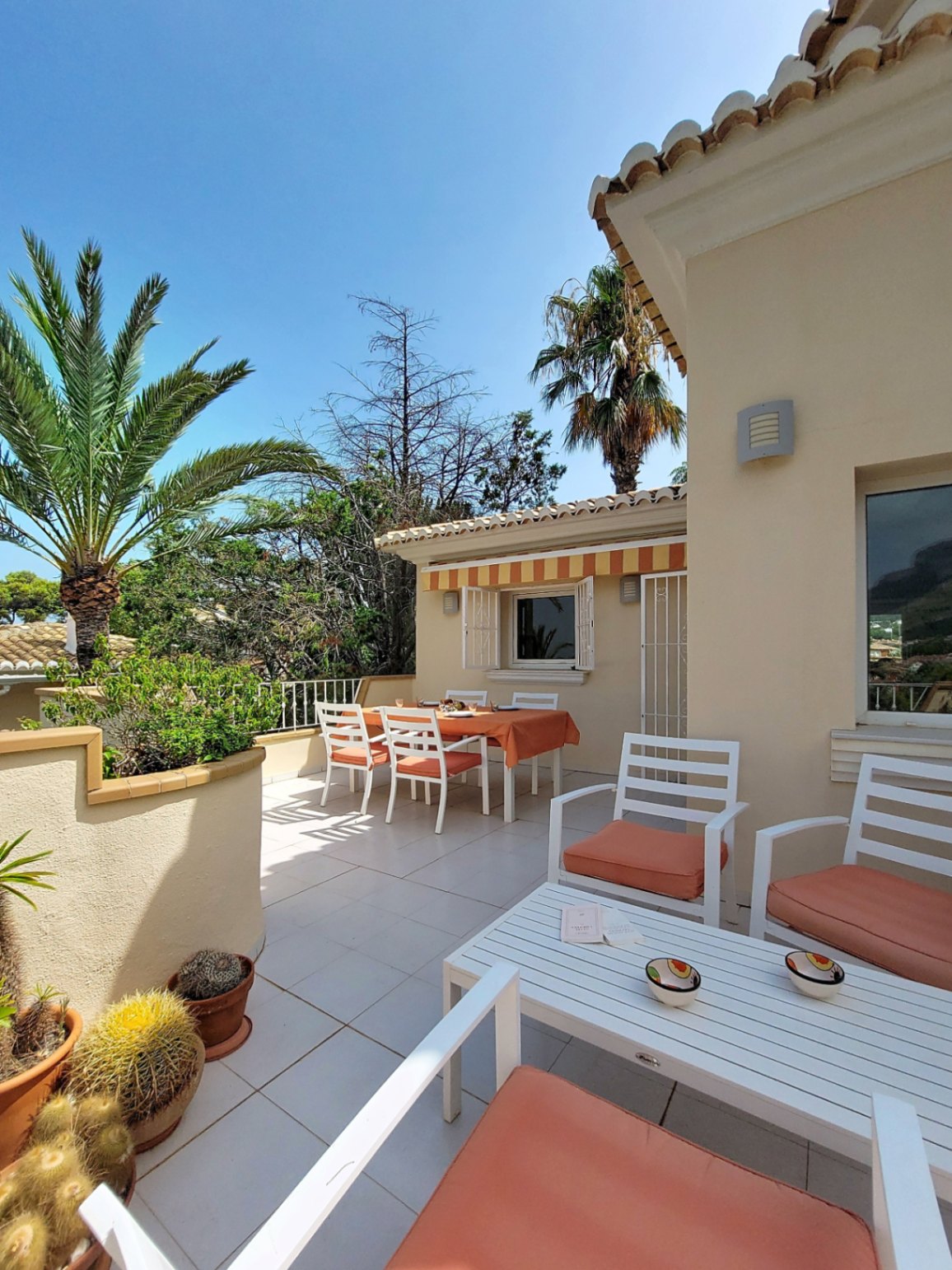 Casa con terraza y vistas al mar en La Medina, Montgó, Denia