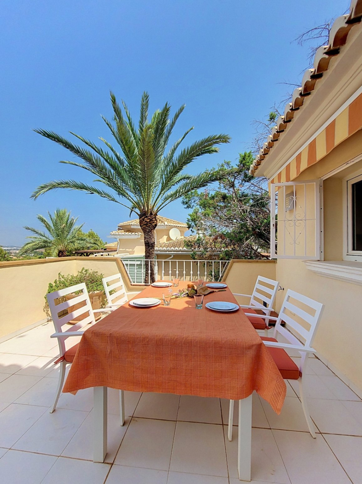 Casa con terraza y vistas al mar en La Medina, Montgó, Denia