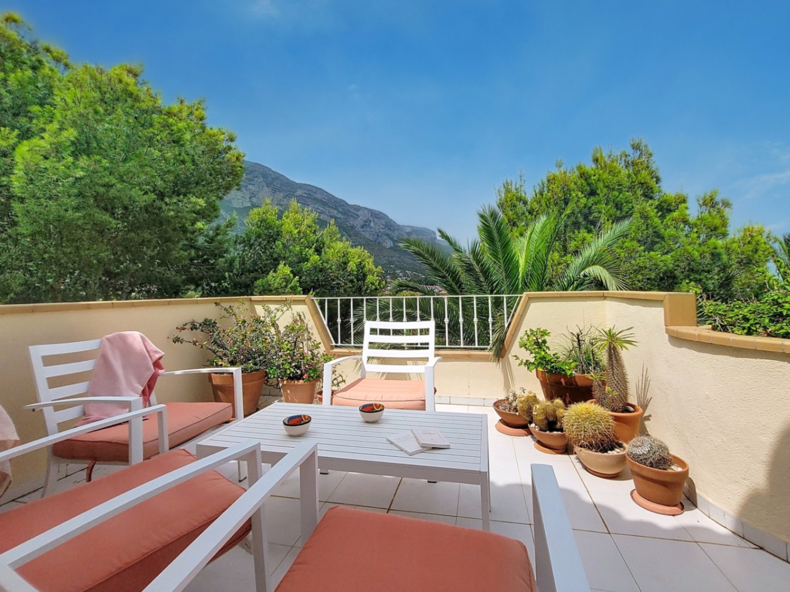 Casa con terraza y vistas al mar en La Medina, Montgó, Denia
